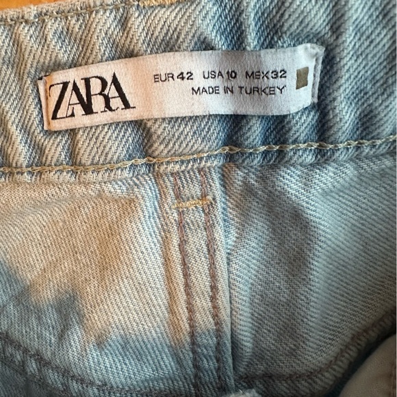 Zara Ripped Mom Fit Distress Jeans Light Wash - Picture 5 of 6